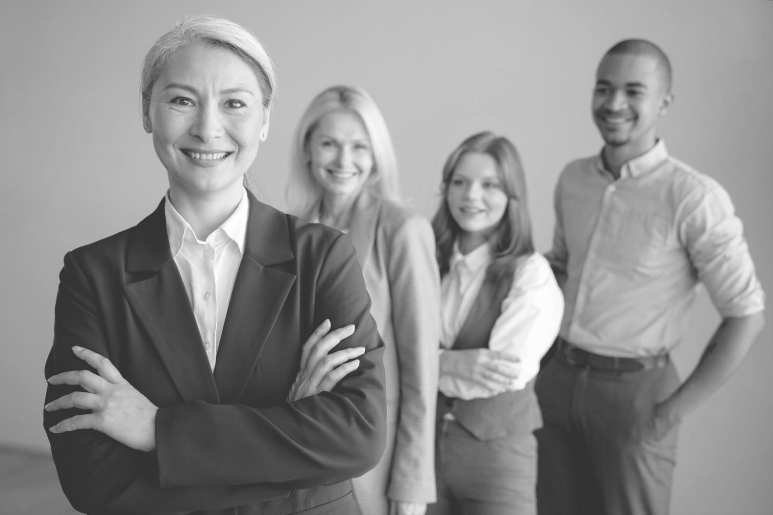 Espace d'apprentissage collaboratif avec participants travaillant sur leurs finances personnelles